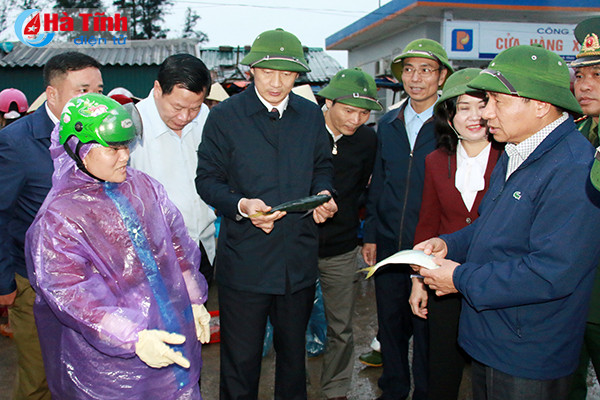 bi thu tinh uy kiem tra danh bat tieu thu hai san tai cang ca thach kim