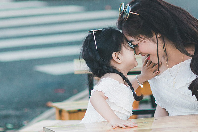 mua xuan am ap cua hai me con xinh dep dang yeu