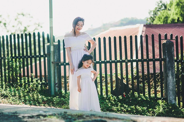 mua xuan am ap cua hai me con xinh dep dang yeu