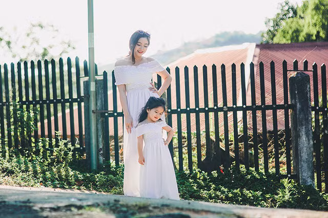 mua xuan am ap cua hai me con xinh dep dang yeu