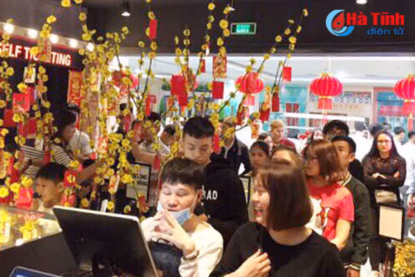 gioi tre ha tinh nhon nhip xem phim rap ngay dau nam moi