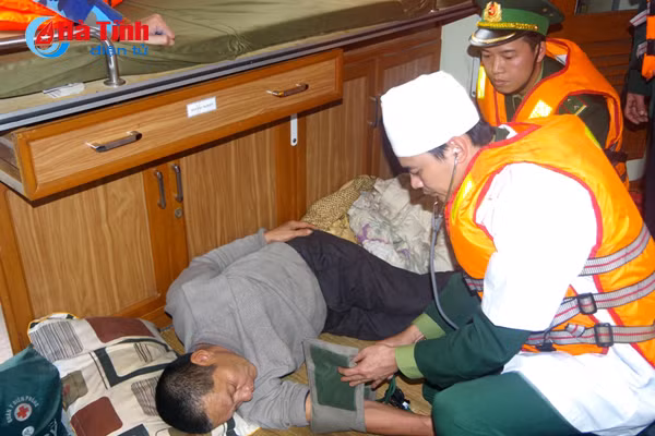 cuu thanh cong 11 thuyen vien gap nan tren bien