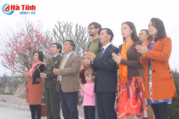 video co gai nga vuot 10 000km tim ve coi nguon cung cha don tet o ha tinh