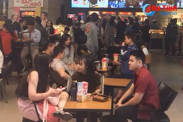 gioi tre ha tinh nhon nhip xem phim rap ngay dau nam moi