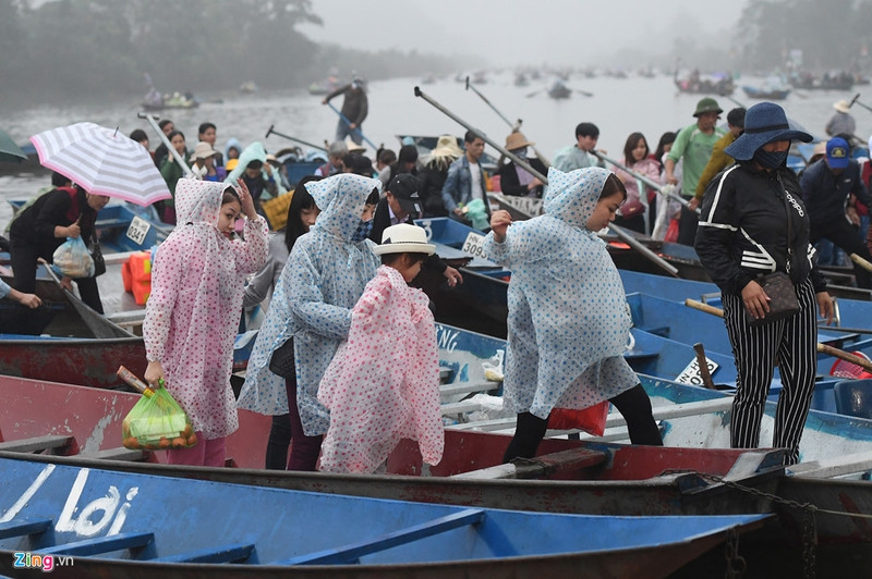 thuyen be day dac suoi yen ngay khai hoi chua huong