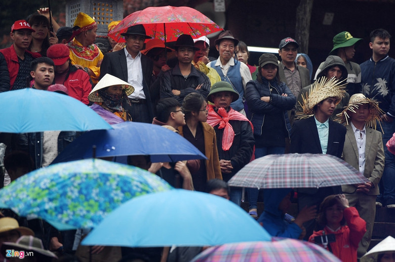 thuyen be day dac suoi yen ngay khai hoi chua huong