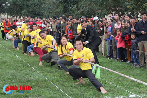 photo gia tre gai trai cung tranh tai keo co o nghi xuan