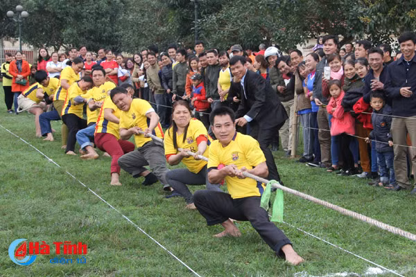 photo gia tre gai trai cung tranh tai keo co o nghi xuan