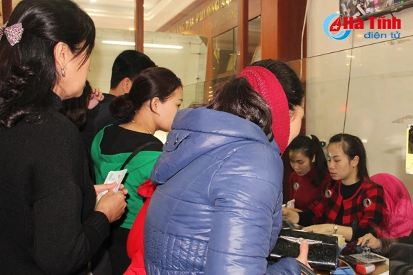 nguoi dan ha tinh chen chuc mua vang ngay via than tai