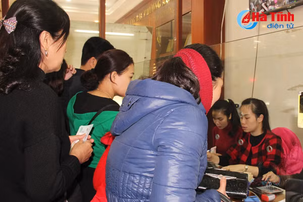 nguoi dan ha tinh chen chuc mua vang ngay via than tai