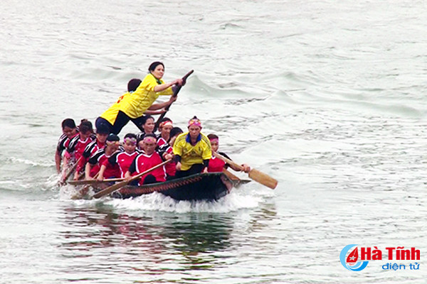 200 vdv nam nu tranh tai dua thuyen truyen thong tren song la