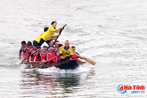 200 vdv nam nu tranh tai dua thuyen truyen thong tren song la