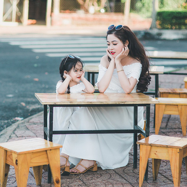 mua xuan am ap cua hai me con xinh dep dang yeu