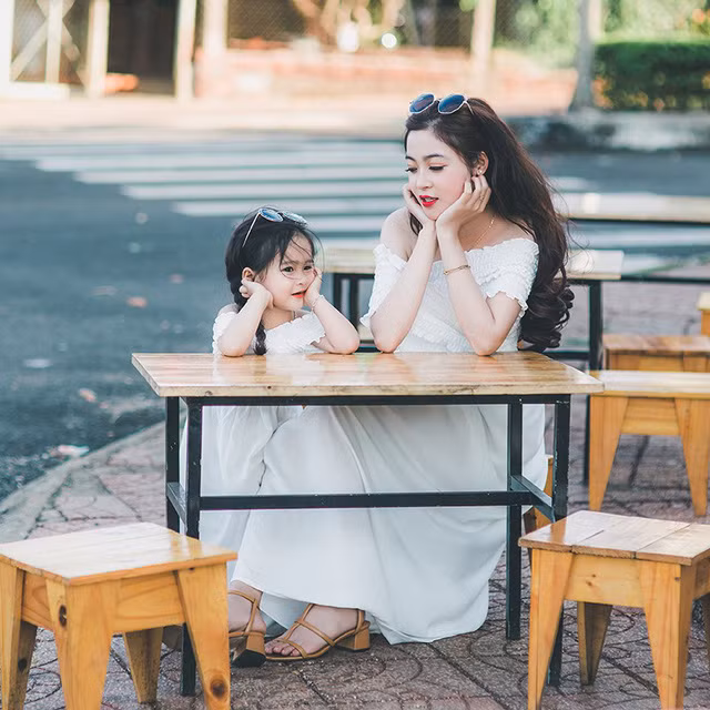 mua xuan am ap cua hai me con xinh dep dang yeu