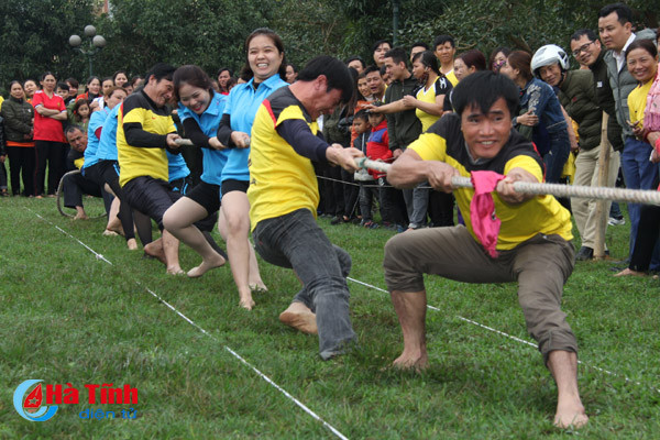 photo gia tre gai trai cung tranh tai keo co o nghi xuan