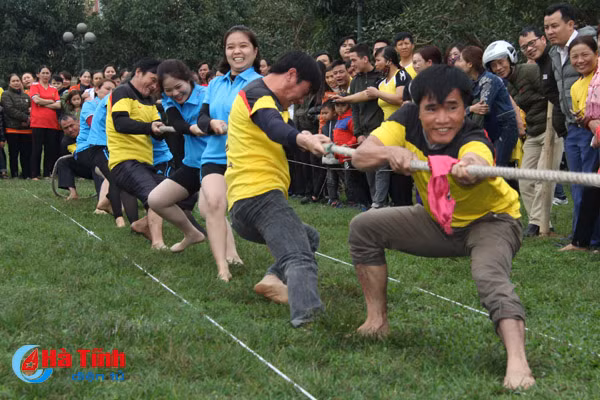 photo gia tre gai trai cung tranh tai keo co o nghi xuan