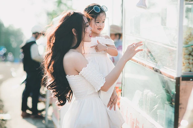 mua xuan am ap cua hai me con xinh dep dang yeu