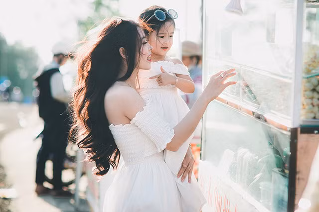 mua xuan am ap cua hai me con xinh dep dang yeu