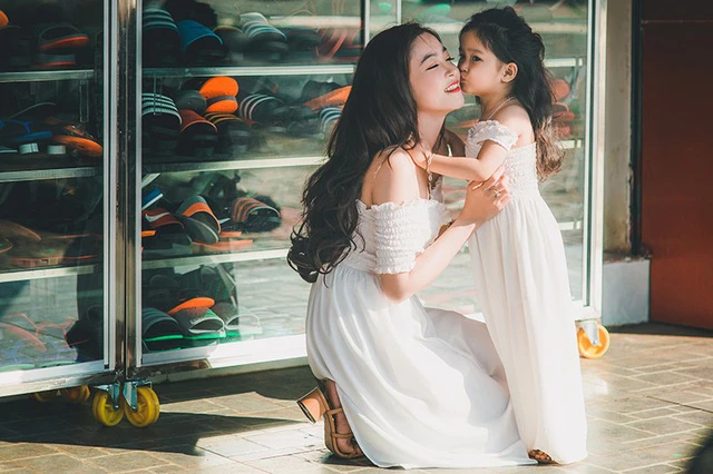 mua xuan am ap cua hai me con xinh dep dang yeu