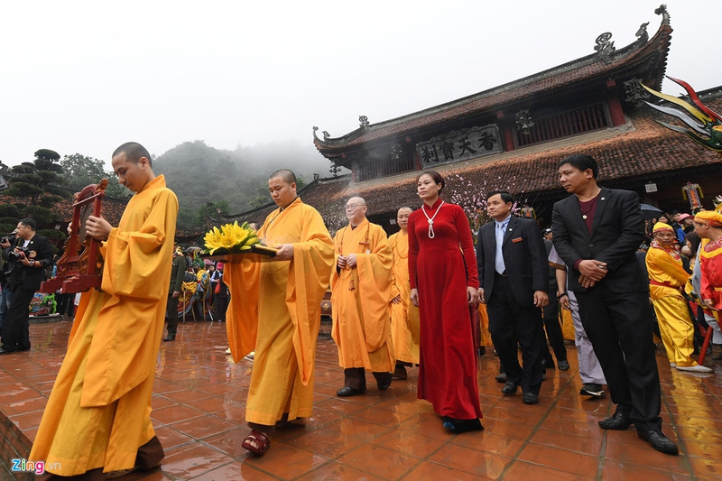 thuyen be day dac suoi yen ngay khai hoi chua huong