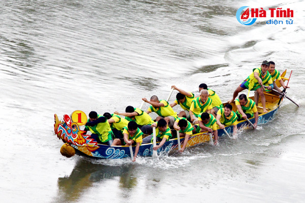 le hoi dua thuyen tren song ngan pho