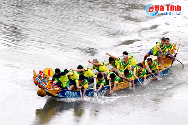 le hoi dua thuyen tren song ngan pho