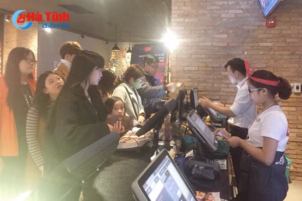 gioi tre ha tinh nhon nhip xem phim rap ngay dau nam moi