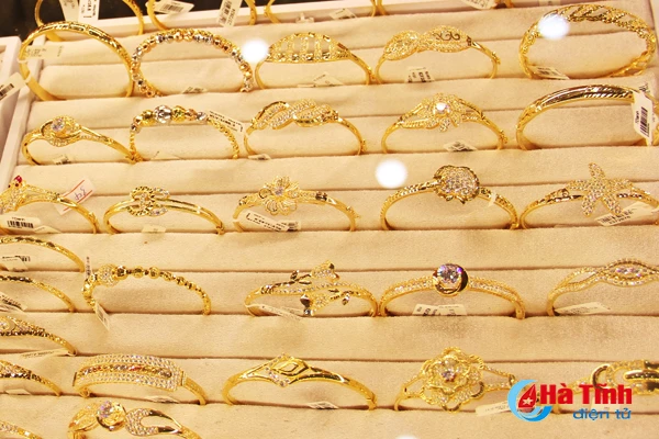 nguoi dan ha tinh chen chuc mua vang ngay via than tai