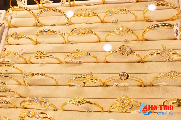 nguoi dan ha tinh chen chuc mua vang ngay via than tai