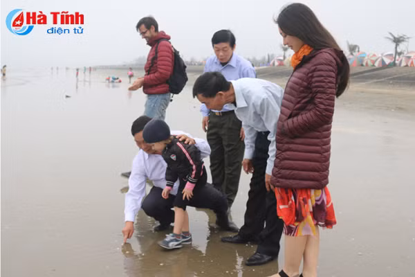 video co gai nga vuot 10 000km tim ve coi nguon cung cha don tet o ha tinh