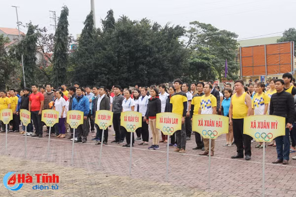 photo gia tre gai trai cung tranh tai keo co o nghi xuan