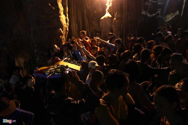 thuyen be day dac suoi yen ngay khai hoi chua huong