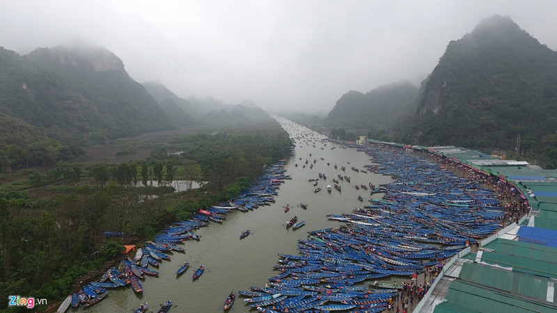 thuyen be day dac suoi yen ngay khai hoi chua huong