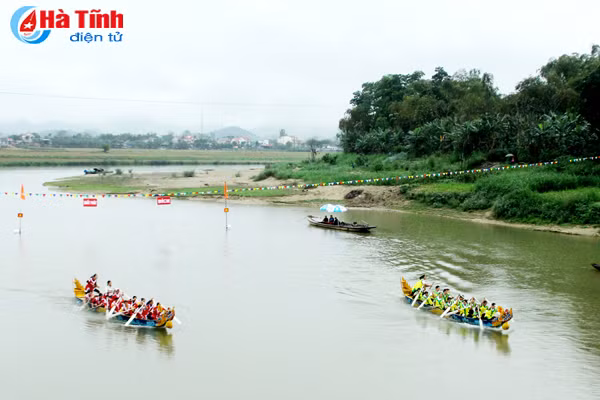 le hoi dua thuyen tren song ngan pho