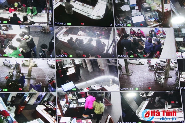 nguoi dan ha tinh chen chuc mua vang ngay via than tai