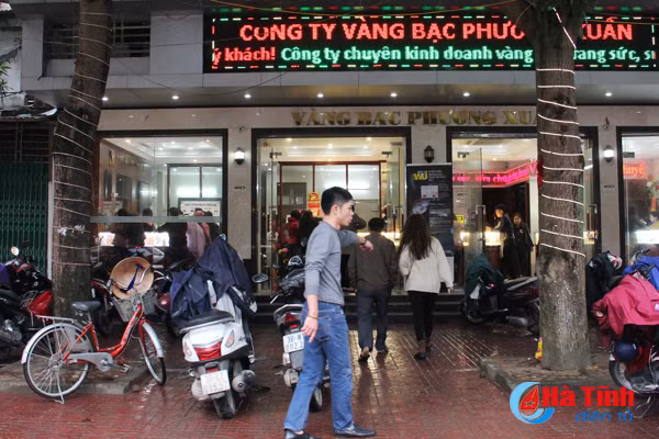 nguoi dan ha tinh chen chuc mua vang ngay via than tai