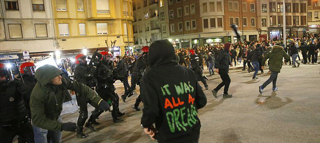 hon chien kinh hoang giua fan spartak moscow va bilbao 1 canh sat thiet mang