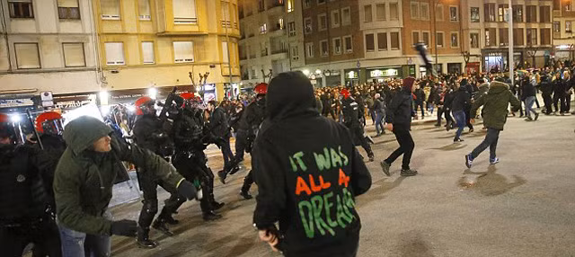 hon chien kinh hoang giua fan spartak moscow va bilbao 1 canh sat thiet mang