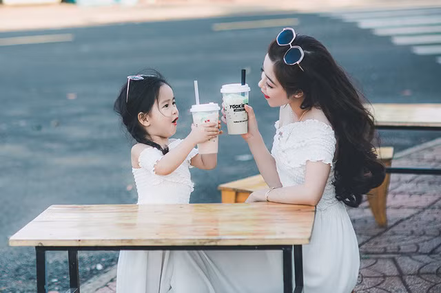 mua xuan am ap cua hai me con xinh dep dang yeu