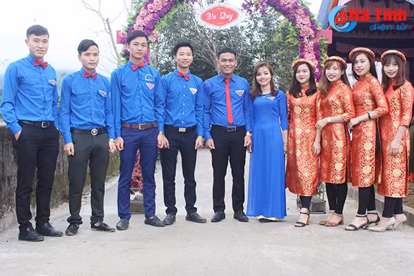 doc dao bo anh cuoi mang mau ao xanh cua doan