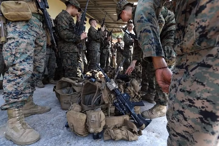 quan nhan uong mau ran ho mang de tap sinh ton trong rung ram