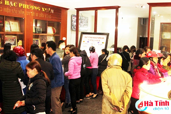 nguoi dan ha tinh chen chuc mua vang ngay via than tai