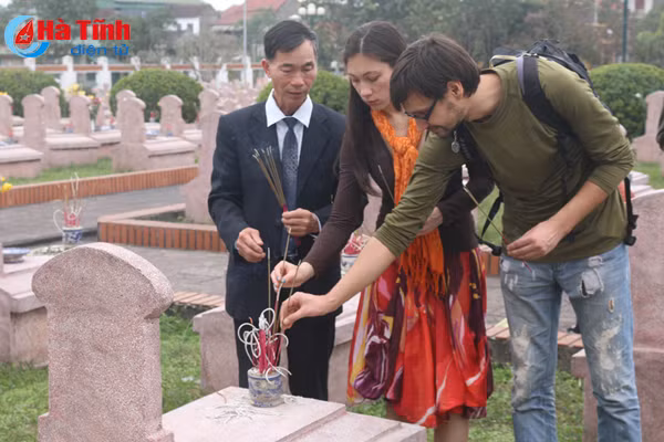 video co gai nga vuot 10 000km tim ve coi nguon cung cha don tet o ha tinh