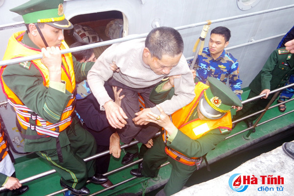 cuu thanh cong 11 thuyen vien gap nan tren bien