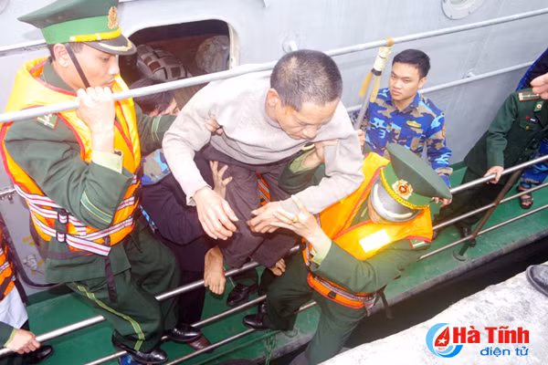 cuu thanh cong 11 thuyen vien gap nan tren bien