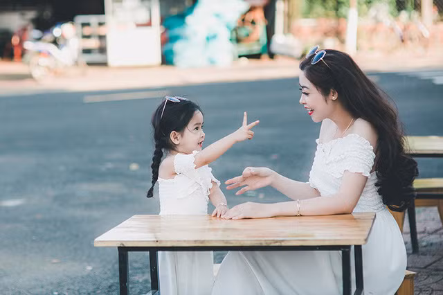 mua xuan am ap cua hai me con xinh dep dang yeu