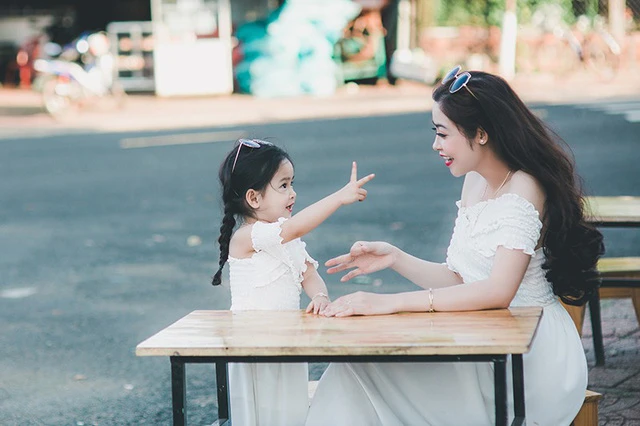 mua xuan am ap cua hai me con xinh dep dang yeu