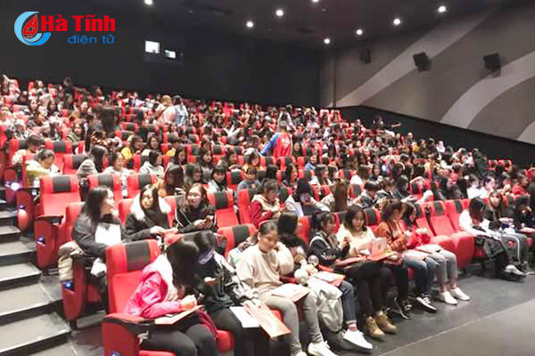 gioi tre ha tinh nhon nhip xem phim rap ngay dau nam moi