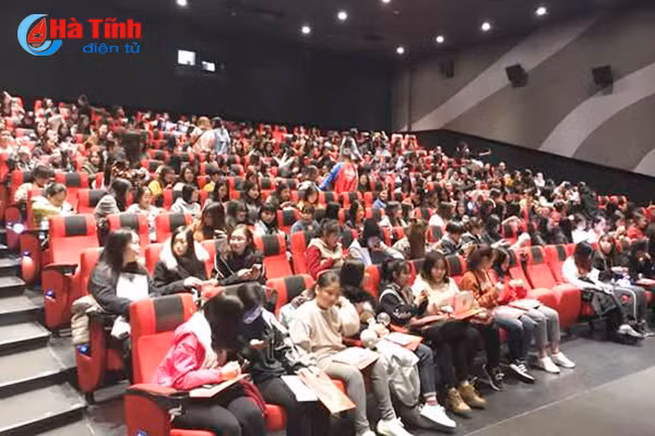 gioi tre ha tinh nhon nhip xem phim rap ngay dau nam moi