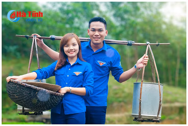 doc dao bo anh cuoi mang mau ao xanh cua doan